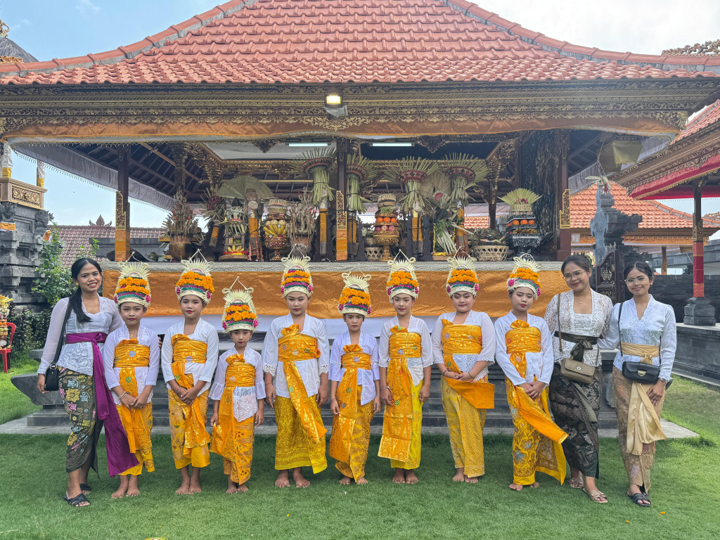 Antusias Anak-Anak Ngayah Tari Rejang Pada Piodalan Pura Dalem Tibung, Kwanji Dalung